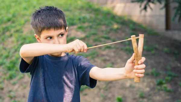 Niño Apuntando Con Honda Retrato Aire Libre — Foto de Stock