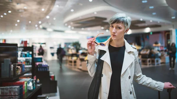 Zakenvrouw Portret Duty Free Airport — Stockfoto