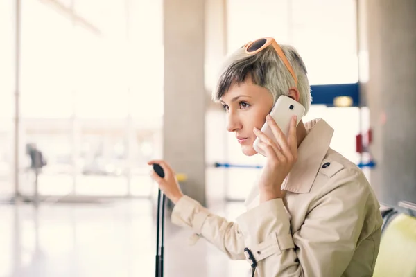 Businesswoman Talking Mobile Phone Charles Gaulle Airport Paris — Stock Photo, Image