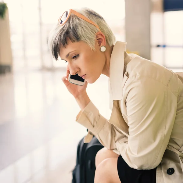 Businesswoman Rozmawiając Telefon Komórkowy Lotnisku Charles Gaulle Paryż — Zdjęcie stockowe