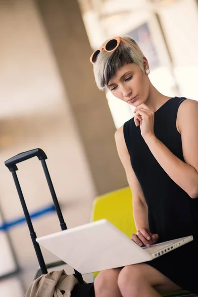 Donna Affari Che Lavora Con Computer Portatile All Aeroporto Charles — Foto Stock