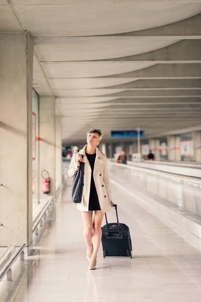 シャルル ゴール空港 パリでトロリーを持つビジネスウーマンの肖像画 — ストック写真