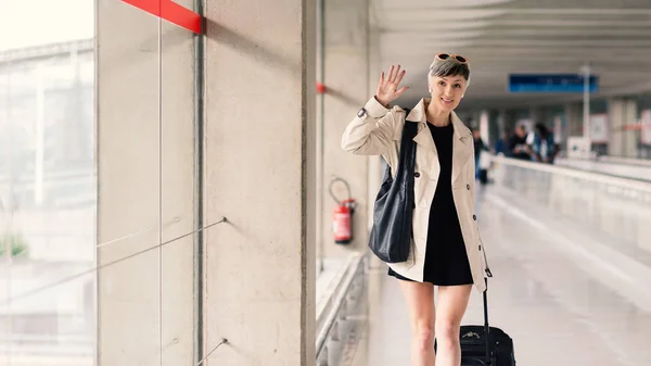 Geschäftsfrau Grüßt Mit Der Hand Flughafen Charles Gaulle Paris — Stockfoto