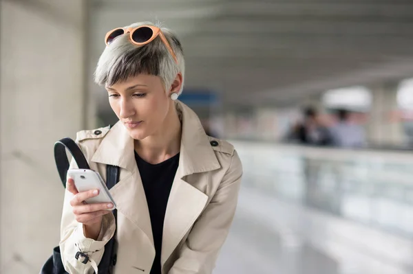 Businesswoman Sending Message Mobile Phone Charles Gaulle Airport Paris — Stock Photo, Image