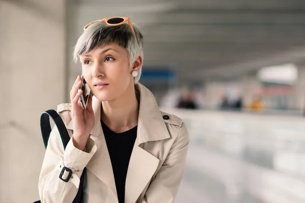 Mujer Negocios Hablando Por Teléfono Móvil Aeropuerto Charles Gaulle París — Foto de Stock