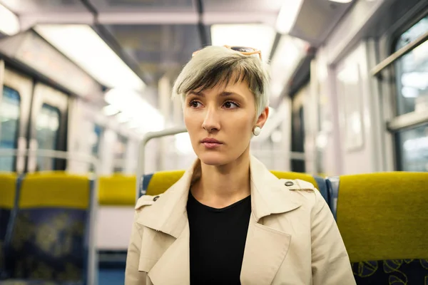Mooie Jonge Vrouw Intieme Portret Binnen Metro Metro Parijs Frankrijk — Stockfoto