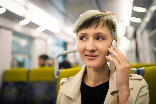 Giovane Donna Felice Che Parla Telefono All Interno Della Metropolitana — Foto Stock