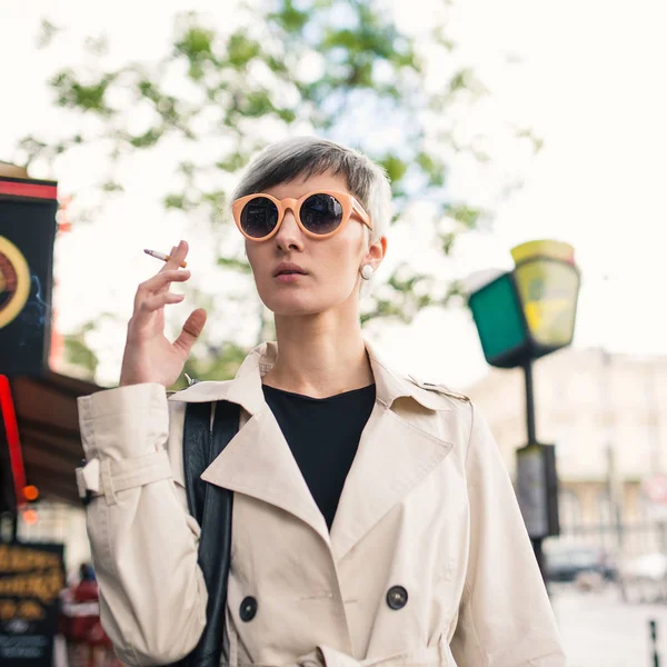 Retrato Mulher Jovem Caminhando Paris França — Fotografia de Stock