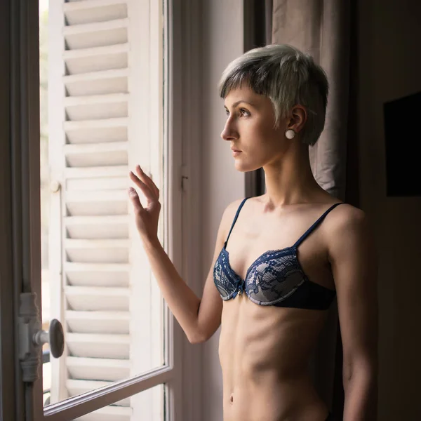 Sensuell Kvinna Porträtt Underkläder Framför Ett Fönster — Stockfoto