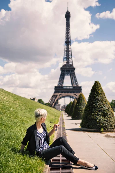 Jonge Blonde Vrouw Portret Voorkant Van Eiffeltoren Parijs Frankrijk — Stockfoto