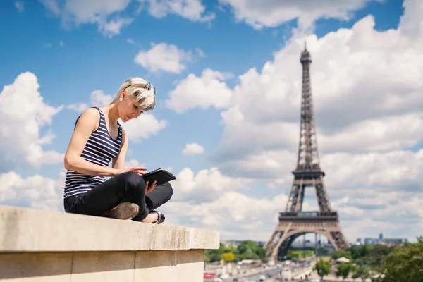 Νεαρή Γυναίκα Τάμπλετ Μπροστά Από Τον Πύργο Του Άιφελ Παρίσι — Φωτογραφία Αρχείου