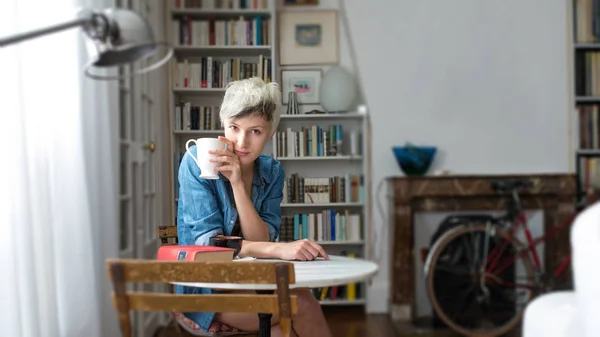 Intiem Portret Van Mooie Vrouw Ontbijten Thuis — Stockfoto