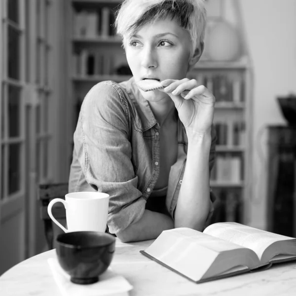 自宅で朝食を食べている美しい女性の親密な肖像画 白黒画像 — ストック写真