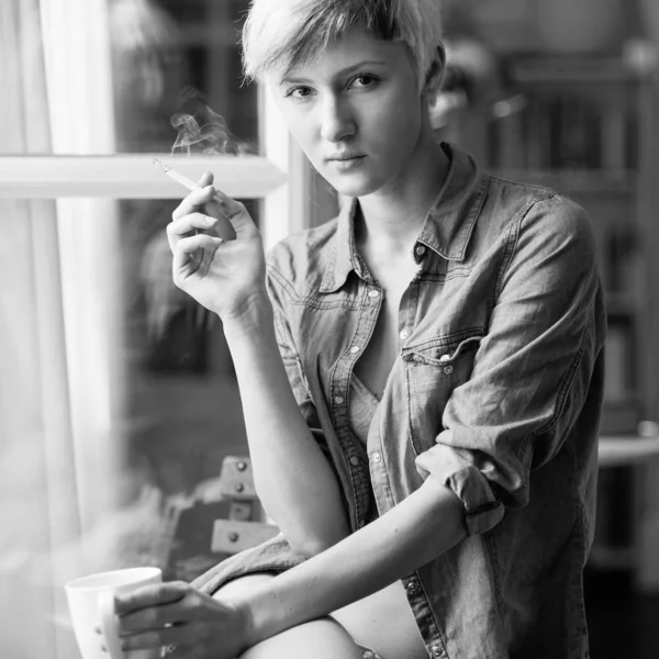 Retrato Íntimo Una Hermosa Mujer Fumando Cigarrillo Frente Una Ventana — Foto de Stock