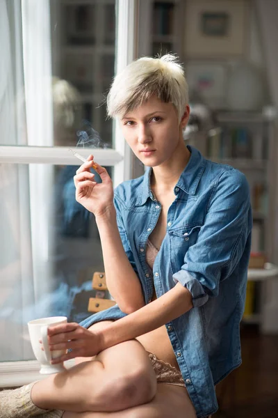 Intimes Porträt Der Schönen Frau Die Hause Vor Dem Fenster — Stockfoto