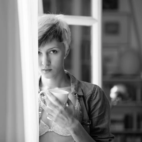 Retrato Íntimo Mulher Bonita Bebendo Uma Xícara Chá Frente Janela — Fotografia de Stock