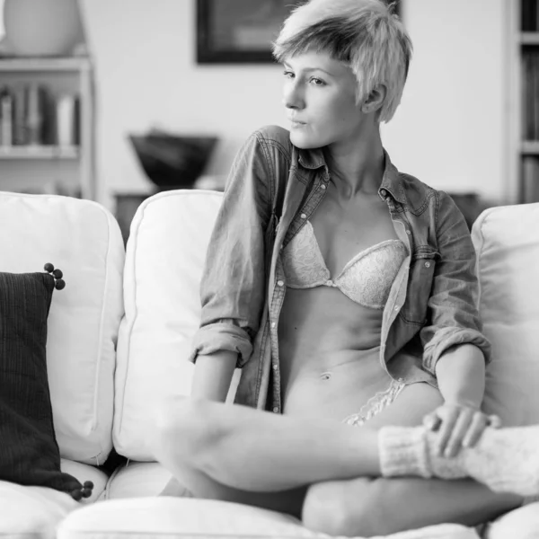 自宅でソファでリラックス美しい女性の親密な肖像画 白黒画像 — ストック写真