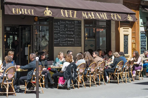 フランス 2014年5月15日 屋外で昼食をとる人々は 通りで典型的なビストロに座ります — ストック写真