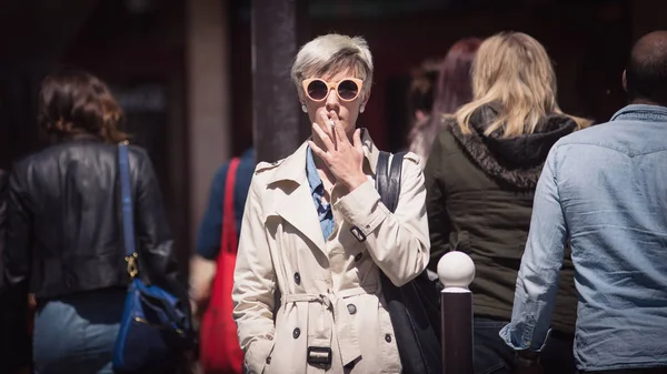 Jonge Vrouw Portret Roken Een Straat Parijs Frankrijk — Stockfoto