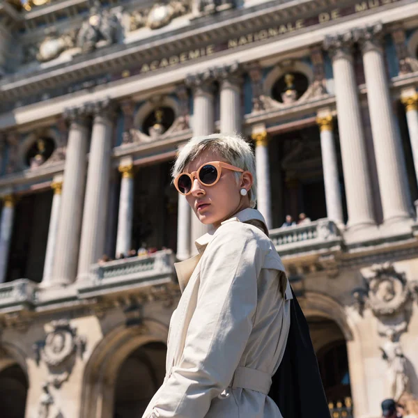 Портрет Молодой Блондинки Перед Оперным Театром Париже Франция — стоковое фото
