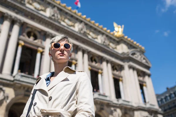Портрет Молодой Блондинки Перед Оперным Театром Париже Франция — стоковое фото