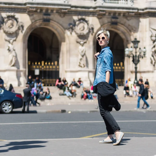 Paris Fransa Opera Tiyatrosu Önünde Genç Sarışın Kadın Portresi — Stok fotoğraf