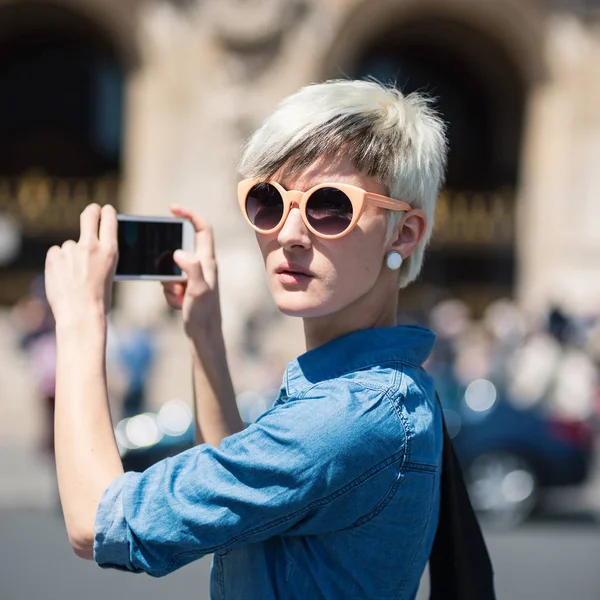 Ung Blond Kvinna Porträtt Bilder Med Smartphone Framför Operateater Paris — Stockfoto