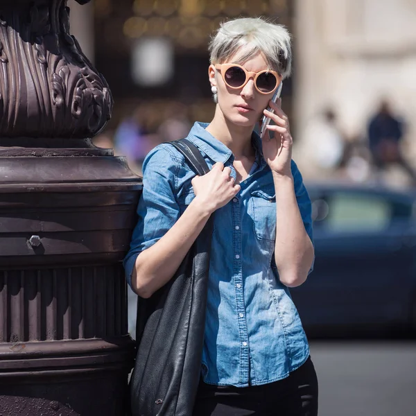 Ung Blond Kvinna Porträtt Talar Telefonen Framför Operateater Paris Frankrike — Stockfoto