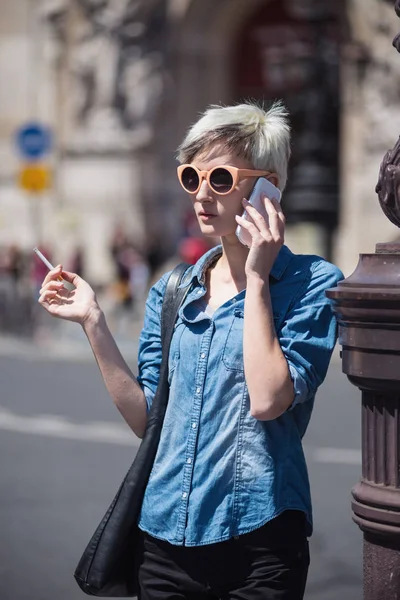 在法国巴黎歌剧院前 一个年轻的金发女子在电话中交谈 — 图库照片