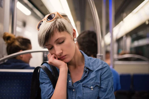 疲惫的年轻女子亲密的肖像在地铁内。巴黎, — 图库照片