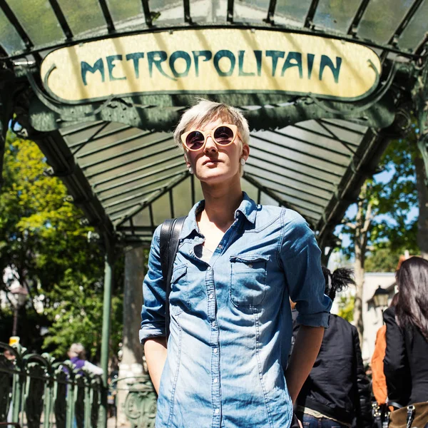 Retrato Mujer Fuera Estación Metro Que Visita París Francia —  Fotos de Stock