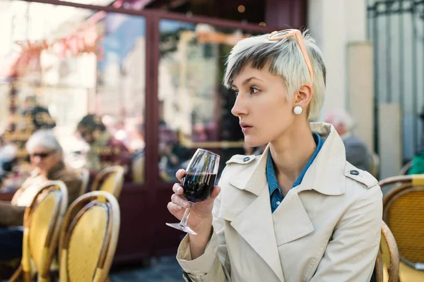 Giovane Donna Che Beve Bicchiere Vino Caffè Parigi Francia Profondità — Foto Stock