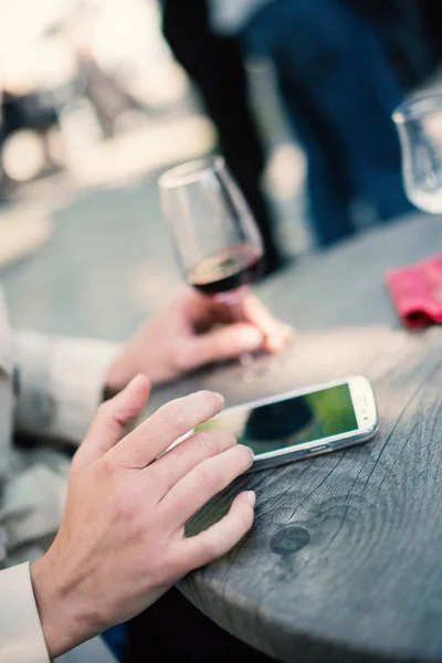 Schnappschuss Von Frau Mit Smartphone Und Glas Rotwein — Stockfoto