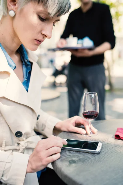 Mujer Joven Usando Smartphone Café París Francia Profundidad Superficial Del — Foto de Stock