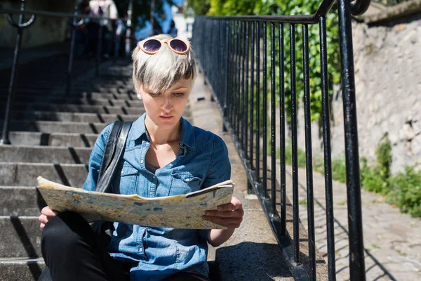 Jonge Blonde Vrouw Zoek Naar Kaart Van Stad Montmartre Parijs — Stockfoto