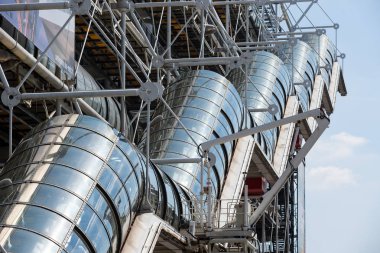 Paris, Fransa - 16 Mayıs 2014: Centre Georges Pompidou'nun yürüyen merdivenleri. Yapı 1977 yılında tamamlanmıştır ve Paris'te en çok tanınan simgelerinden biridir..