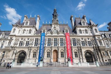 Paris, Fransa-Mayıs 16, 2014: Hotel de Ville veya Paris Belediye Binası güneşli bir gün. Bu bina 1357 yılından bu yana Paris belediyesinin konumu olarak kullanılmıştır..
