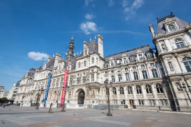 Paris, Fransa-Mayıs 16, 2014: Hotel de Ville veya Paris Belediye Binası güneşli bir gün. Bu bina 1357 yılından bu yana Paris belediyesinin konumu olarak kullanılmıştır..