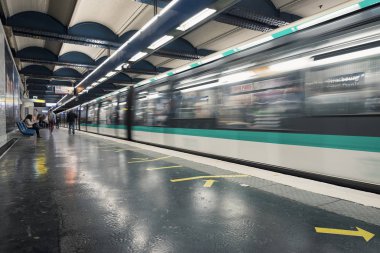 Paris, Fransa-Mayıs 16, 2014: Strazburg Saint-Denis Metro Istasyonu. Paris metrosu Metropolitan bölgesinde hızlı bir transit sistemdir. Çoğunlukla yeraltı (214 kilometre) ve 303 istasyonları vardır. 