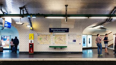 Paris, Fransa - 17 Mayıs 2014: Montparnasse Metro İstasyonu. Paris Metrosu, Metropolitan Bölgesi'nde hızlı bir ulaşım sistemidir. Çoğunlukla yer altındadır (214 kilometre) ve 303 istasyona sahiptir. 