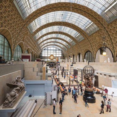 Paris, Fransa - 17 Mayıs 2014: Musee d'Orsay ziyaretçileri. 1986 yılında açılan şirket, dünyanın en büyük empresyonist ve post-empresyonist başyapıtlarından oluşan bir koleksiyona ev sahipliği yapmaktadır..