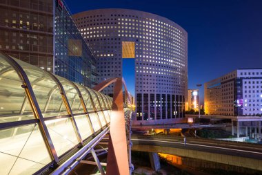 Paris, Fransa - 18 Mayıs 2014: Paris'in önemli bir iş bölgesi olan La Defense quartier'in gece manzarası. La Defense her yıl 8,4 milyon ziyaretçiağırlıyor. 