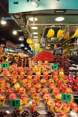 Barselona, İspanya - 31 Mayıs 2014: Mercat de Sant Josep de la Boqueria içinde yiyecek satın alan insanlar