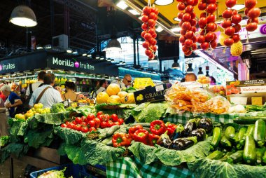 Barselona, İspanya - 31 Mayıs 2014: Mercat de Sant Josep de la Boqueria içinde yiyecek satın alan insanlar