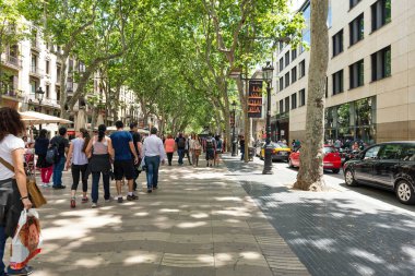 Barselona, İspanya - 31 Mayıs 2014: Ünlü Rambla caddesi boyunca yürüyen turistler
