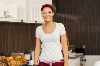 Dondurma Dükkanı içinde genç mutlu saleswoman portre. 