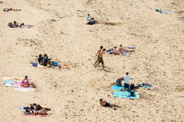 Saint Malo, Fransa - 4 Ağustos 2014: İnsanlar plaj rahatlatıcı. Saint-Malo Brittany Manş üzerinde kuzeybatı Fransa'da bir duvarlı liman kentidir. 