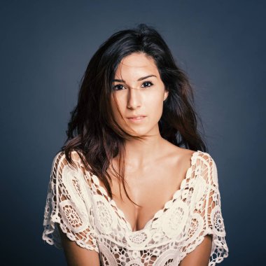 Koyu arka plan karşı Intimate esmer kadın stüdyo portre.