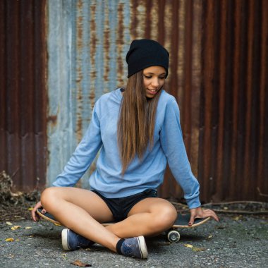 Eski grunge r karşı kaykay ile tam vücut genç portre