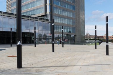 Bologna, İtalya - 12 Eylül 2004: Unipol meydanı manzarası. Yaklaşık 127 metre (417 ft) yüksekliğe yükselen 33 katlı bir gökdelendir. Bina Bologna'nın en yüksek inşaatı..